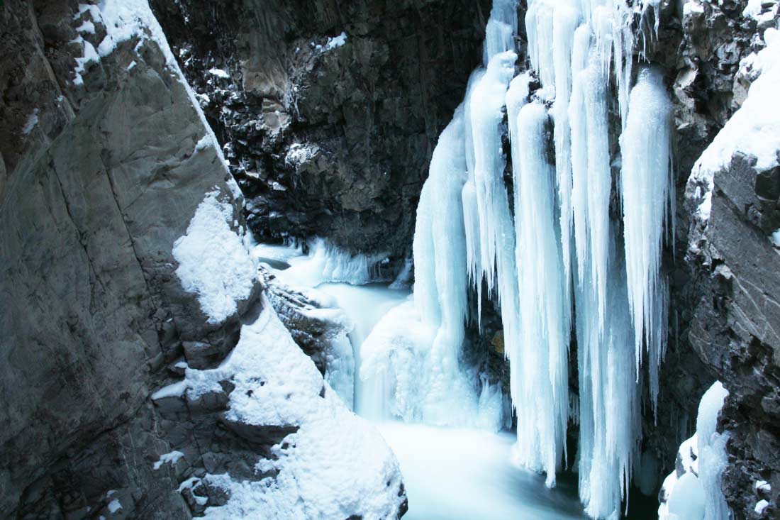 Beeindruckender gefrorener Wasserfall im Allgäu